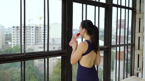 Fille athlétique se détendre après le cours de yoga — Video