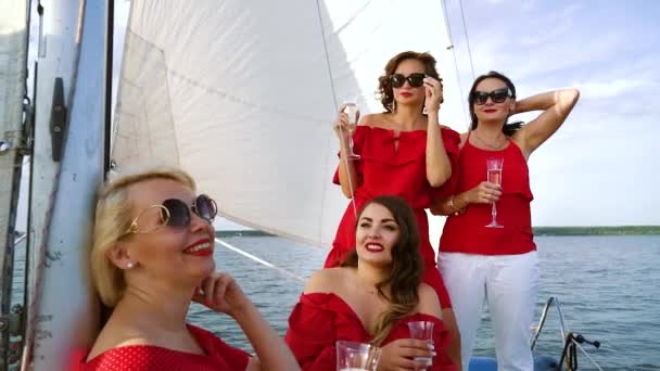 Vier stilvolle Frauen verkosten Wein auf Segelboot-Party — Stockvideo