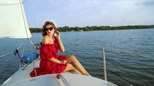 Attractive woman relaxing on bow of sailing boat — Stock Video