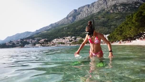 Nastoletni Dziewczyna stoi w morzu z maską i Snorkel — Wideo stockowe