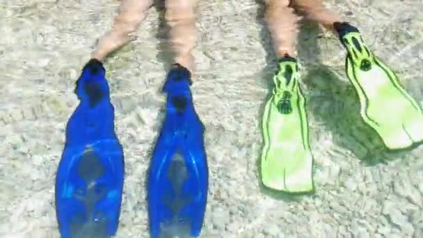 Athletes in flippers having rest on seashore — Stock Video