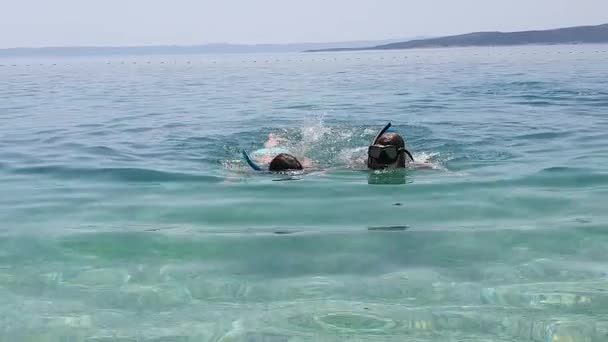 Niñas buceando con máscaras en agua de mar clara — Vídeos de Stock