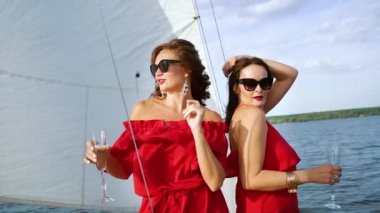 En iyi arkadaşlar yelkenli de alkol ile parti olan