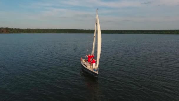 赤い服を着た4人の女性が帆船でパーティーを楽しむ — ストック動画