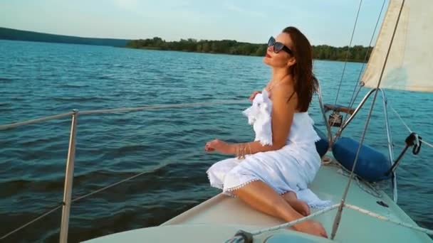Романтичная девушка путешествует на парусной лодке — стоковое видео
