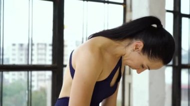 Atletik esmer fitness stüdyosunda spor yapıyor