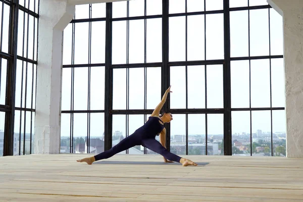 Pilates de eğitim genel germe Atletik kız