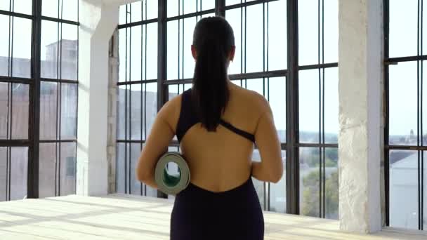 Fit fille sportive écouter de la musique avant de s'entraîner dans un studio de yoga — Video