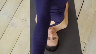 Spor fit kız fitness sınıfında bacaklar yükselterek