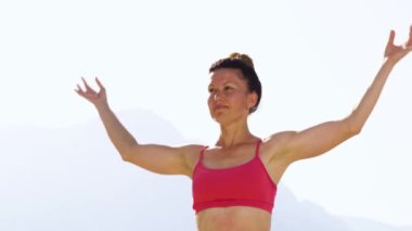 Mudra duruş açık havada duran güçlü fit kadın