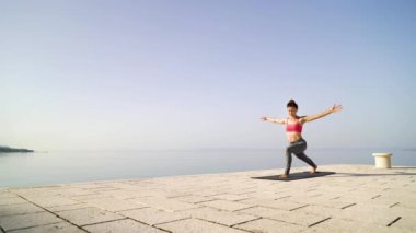 Deniz iskelesinde yoga asanas dengeleme Atletik kadın