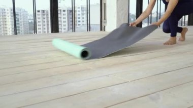 Sıska eğitim kostüm yoga mat unrolling Sportif kız