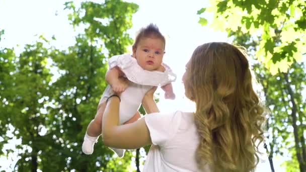 Lycklig mamma spenderar dag i sommarträdgård med sitt barn — Stockvideo