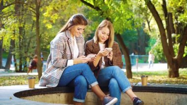Sosyal medyada hizmet ve malları desteklemek için akıllı telefon kullanan blogcular