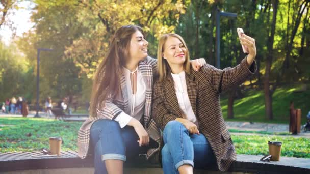 Bloggers de viajes transmitiendo en vivo desde el parque dorado de otoño — Vídeos de Stock