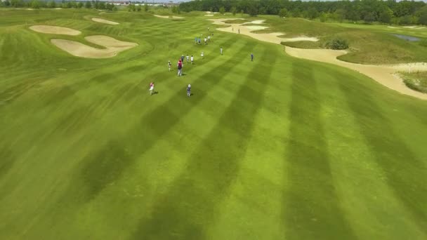 Grupp av barn som tävlar på golfbanor på sommaren — Stockvideo