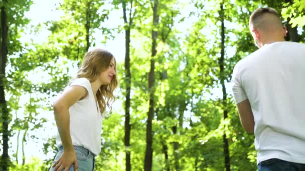 Heureuse famille juive avec petit bébé dans le jardin d'été — Video