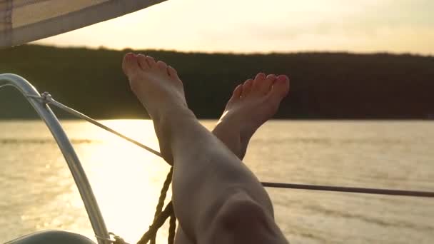 Junge Frau hob ihre Beine auf Segelboot — Stockvideo