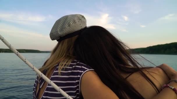 Lesbiska älskare njuter av vackra flodlandskap på segelbåt resa — Stockvideo