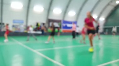 Sahada badminton oynayan bulanık çocuklar