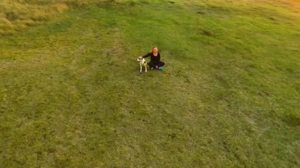 Flygande flicka tillbringa tid med husdjur American Staffordshire terrier på sluttningen — Stockvideo
