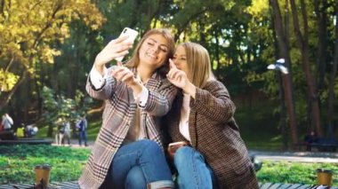 Ruh eşleri eğleniyor ve dışarıda selfie çekiyorlar.