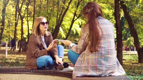 Chicas bonitas usando teléfonos inteligentes para ordenar en línea — Vídeo de stock