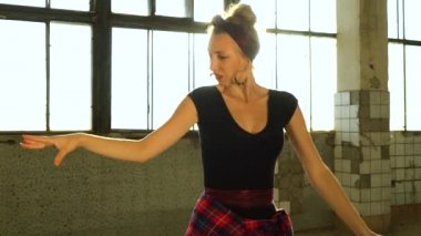 Çatı katında prova yapan siyah elbiseli güzel dansçılar.