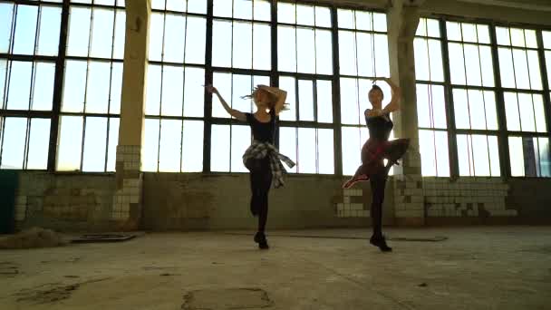 Dance duo performing contemporary dance in loft studio at sunset — ストック動画