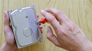 Zaman aşımına uğramış erkek elleri sabit disk sürücüsünü bozuyor