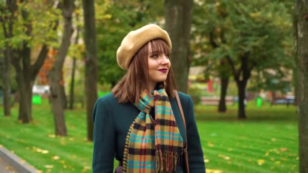 Belle mannequin femme marchant dans le parc d'automne — Video