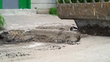 Buldozer yol yenileme çalışmaları yapıyor ve izleyiciler izliyor.