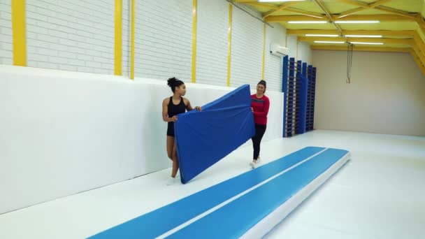 Equipo multiétnico de atletas que preparan gimnasio para el entrenamiento — Vídeo de stock