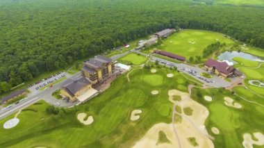 Manzaralı golf sahaları ve spor kulübü göletleri.