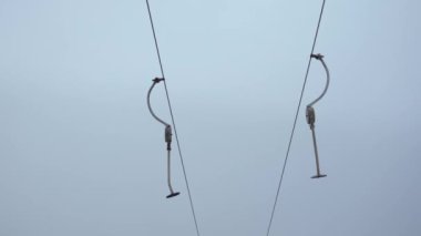 Kayak asansörü kablosu tutucuları hareketsiz kalır