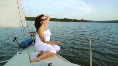 Rüzgarlı bir günde yelkenli teknede romantik bir yolcu.