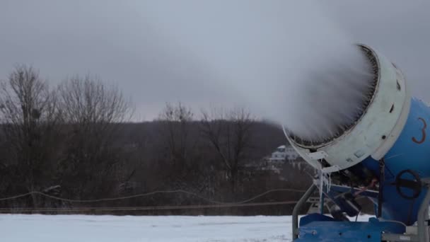 Τεχνητή χιόνωση με κανόνι χιονιού στο θέρετρο χειμερινών σπορ — Αρχείο Βίντεο