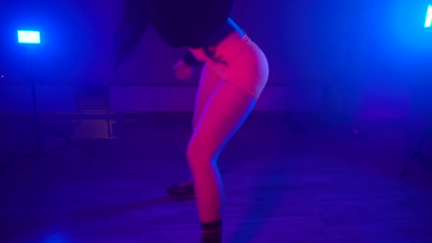 Sexy meisje met aantrekkelijke billen dansen twerk in donker studio — Stockvideo