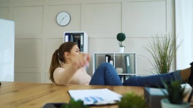 Sıkıcı ofis kızı iş yerinde oyalanıyor.
