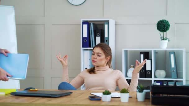 Chica positiva meditando en la oficina e ignorando jefe enojado — Vídeos de Stock