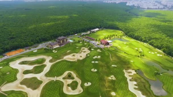 Повітря розкішного клубу з красивими полями для гольфу — стокове відео