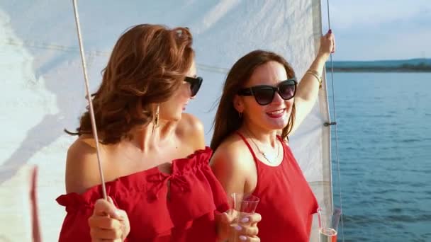 Vrolijke meisjes praten op feest op zeilboot dek — Stockvideo