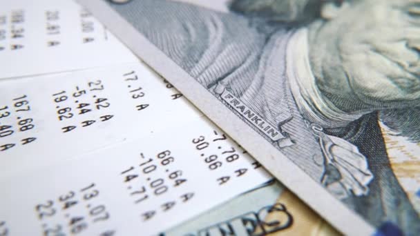 Макро відстежує стодоларові банкноти та чеки з супермаркету. — стокове відео