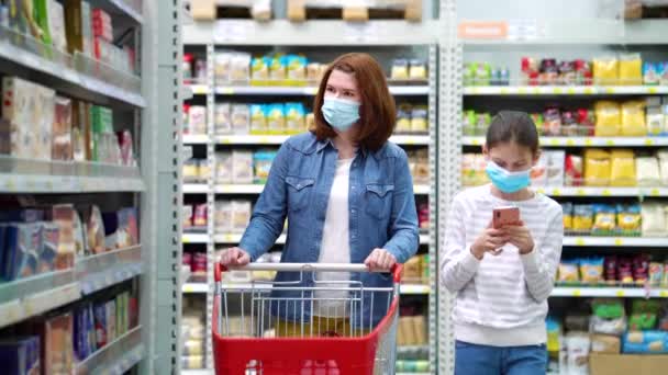 Achat de nourriture par les parents et les enfants au supermarché pendant la pandémie — Video