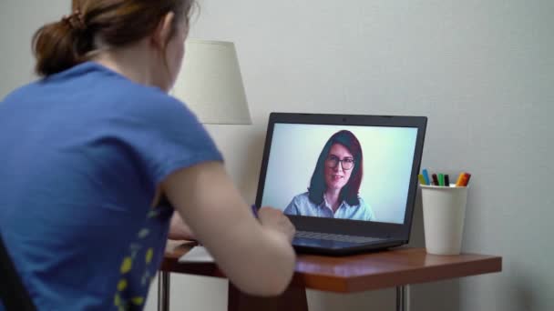 Студент, обучающийся дома и смотрящий онлайн курс на ноутбуке — стоковое видео