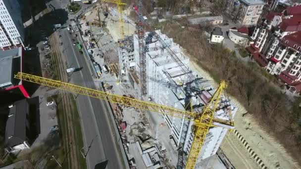 Grúa aérea de construcción en el sitio construcción de casas de varios pisos — Vídeo de stock