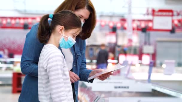 Rodzinne zakupy mięsa w supermarkecie podczas COVID — Wideo stockowe