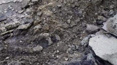 Yenileme çalışmaları sırasında asfalt yolda kazılmış bir hendek.
