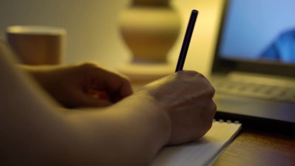 Mãos femininas escrevendo palestra de professor ensinando online — Vídeo de Stock