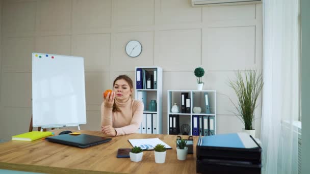 Büromädchen fühlt sich am Arbeitsplatz abgelenkt — Stockvideo